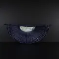 Vue détaillée du sac croissant de lune semi-circulaire tissé à la main avec pochette. - Bleu