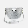 Élégant sac bandoulière demi-lune métallisé plissé argenté avec poignée pour femme. - Argent