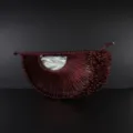 Vue détaillée du sac à main demi-lune tissé rouge foncé avec pochette intérieure blanche. - Bordeaux