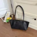 Détail d'un sac à épaule noir tressé élégant au design rétro chic pour le quotidien. - Noir