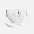 Sac bandouliere semi-circulaire blanc avec design cotele unique et accessoires dores chic. - Blanc