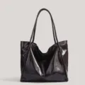 Grand sac cabas marron foncé brillant pour femme, élégant sac porté épaule chic. - Café