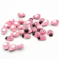 Gedetailleerd overzicht van schattige roze houten lieveheersbeestjes met lijm voor knutseldecoratie. - 14x19mm met Lijm / Roze