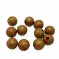 Gros plan de perles en bois de 16mm avec des motifs de Noël rouges et verts pour le bricolage. - 16mm / Rayures rouges et vertes
