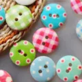 Wooden buttons close up detail view, colorful printed polka dot and grid sewing accessories - Mixed Print / 100 Pieces (15mm) / Multicolor