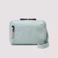 Détail de sac bandoulière bleu clair, petit sac carré compact avec poche zippée. - Vert menthe