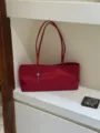 Sac épaule long minimaliste rouge avec double poignée et pendentif clé cœur élégant. - Rouge