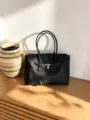 Sac cabas bandoulière classique en cuir PVC noir avec fermeture à cadenas et poignées. - M / Noir