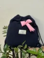 Donkerblauwe trekkoordin-rugzak met roze strik, casual niche-ontwerp voor vrouwen. - Marineblauw