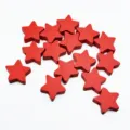 Perles en bois en forme d'étoile rouge avec trous, idéales pour la bijouterie DIY. - Rouge