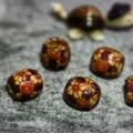 Gros plan de perles en bois vintage avec motifs géométriques en mosaïque pour bricolage. - 11x12mm (Ouverture d'environ 5mm) / En Bas à Gauche