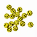 Gros plan de perles en bois jaunes de 16mm avec des pois noirs, parfaites pour les loisirs créatifs. - Fond Jaune Points Noirs 3