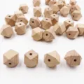 Gros plan de perles octogonales en bois beige, accessoires de bricolage en hêtre - 10mm