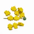 Gros plan de perles en bois en forme de feuille d'érable jaune, parfait pour accessoires de bijoux. - Jaune