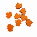 Vue détaillée de perles en bois feuille d'érable, breloques en bois orange pour bijoux DIY. - Feuille d'Érable Orange Rougeâtre