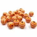 Gros plan de perles en bois colorées de 16mm à rayures orange et blanches pour loisirs. - Fond Orange avec Rayures Blanches