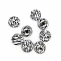Gros plan détail de perles en bois à motif zébré noir et blanc pour de superbes bijoux DIY. - Imprimé zèbre
