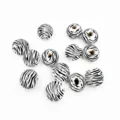 Gros plan détail de perles en bois noir et blanc à motif zébré de 16mm pour fabrication de bijoux. - Fine Rayure Zèbre