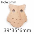 Vue de detail de la perle en bois de hetre en forme de hibou, surface lisse et trou. - Hibou / chouette