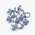 Gros plan de perles en bois rondes imprimées style porcelaine bleue et blanche pour bricolage. - 20mm / N° 1
