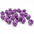 Gros plan de perles en bois rayees violettes, ideal pour la creation de bijoux faits main. - Fond Violet avec Rayures Blanches