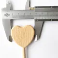 Gros plan détail de baguette cœur en bois de hêtre non peint, grain de bois naturel. - Cœur (40mm) / Hêtre Épaisseur 1cm Bâton en Bois Épaisseur 6mm