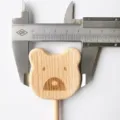 Vue détaillée de la baguette magique ours en bois hêtre non peint, accessoire photo. - Tête d'Ours (46mm) / Hêtre Épaisseur 1cm Bâton en Bois Épaisseur 6mm