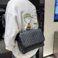 Sac bandoulière à carreau élégant pour homme, sac messenger décontracté idéal pour le quotidien. - Noir