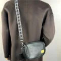Borsa a tracolla casual a mezzaluna per uomo e donna, elegante borsa con bretella decorata. - Nero 31