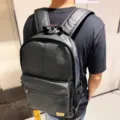 Zaino casual da uomo in ecopelle nera, ideale per viaggi, scuola e lavoro quotidiano. - Nero