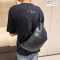 Borsa a tracolla da uomo in ecopelle nera, borsa a spalla morbida casual alla moda. - Nero