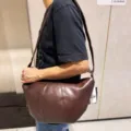 Borsa a tracolla in pelle morbida retrò da uomo, borsa a mezzaluna casual in marrone. - Caffè