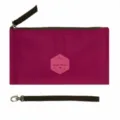 Vue detaillee de la pochette de voyage magenta avec fermeture eclair et dragonne pratique. - Violet