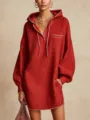Vue détaillée de la robe longue à capuche en lin rouge avec des détails de passepoil. - Rouge