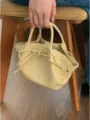 Sac à main élégant en similicuir jaune avec nœud charmant et poignées doubles pratiques. - Jaune lait