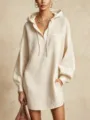 Détail de la robe décontractée en lin avec capuche, cordon de serrage et poche poitrine chic. - Blanc