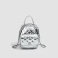 Petit sac à dos matelassé argenté métallisé avec bandoulière chaîne et fermoir tournant. - S / Argent