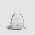 Mini sac à dos matelassé blanc à chaîne, variante élégante de sac à bandoulière pour femmes. - S / Blanc