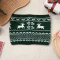 Dettaglio fascia in maglia verde natalizia con motivo di renna e fiocco di neve bianco. - Taglia unica / Top / Verde