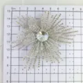 Vue détaillée de fleur en strass scintillant accessoire DIY pour chaussures vêtements. - Style Fleur de Flocon Argent Blanc (5)