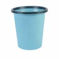 Grande papelera de plástico azul claro con borde oscuro y rayas verticales para hogar. - L / Azul claro