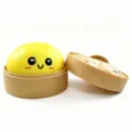 Niedliches gelbes Dampfnudel Squishy Spielzeug mit Mini Dampfgarer langsamer Rückprall - Mehl Ausdruck Brötchen Gelb Mit Dämpfer / 1 Stück