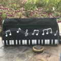 Estuche para lápices negro con notas musicales y teclas de piano doble compartimento. - Negro