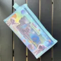 Estuche de malla azul claro con diseño gráfico de espacio y robot detalle cercano. - Robot
