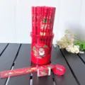 Primer plano del set de papetería navideña, lápices rojos, regla, borrador y sacapuntas. - Estilo Navidad A / Set de 50 Piezas