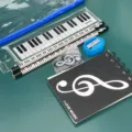 Vista detallada del set de papelería musical con regla, lápices, borrador y cuaderno. - Set de Papelería B Bolsa Azul Serie Notas Negras