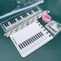 Detalle del set de papetería musical con cuaderno de teclas de piano y regla bonita. - Set de Música B Serie Piano Blanco