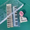 Set de papelería musical con lápices teclas de piano regla goma y práctico estuche. - Estilo de Bolsa de Piano Blanco