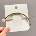 Élégante pince à cheveux en métal avec perle sur support en carton blanc pour femmes. - Or JB281