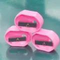Detalle en primer plano del juego de sacapuntas ovalados rosas estilo caramelo mini. - Rosa